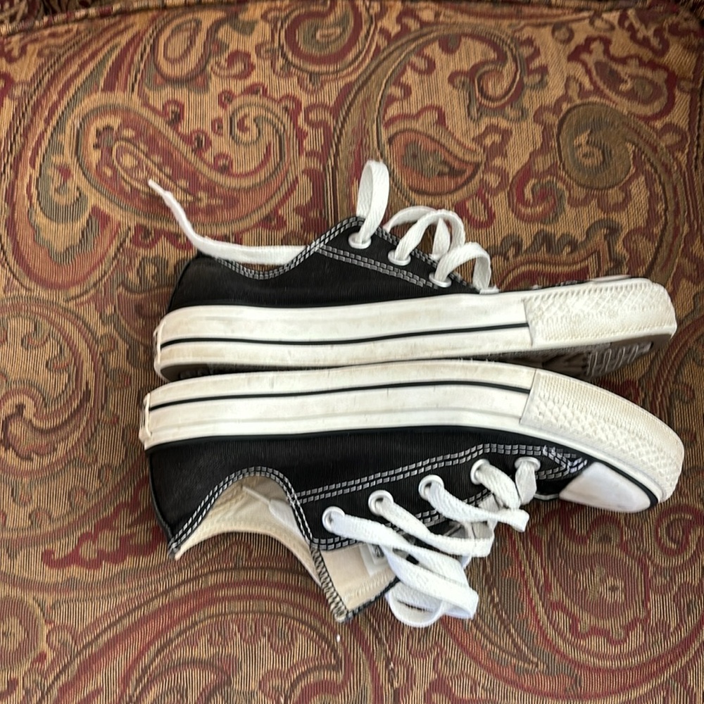 ❄️Converse White and Black Sneakers - Picture 4 of 6